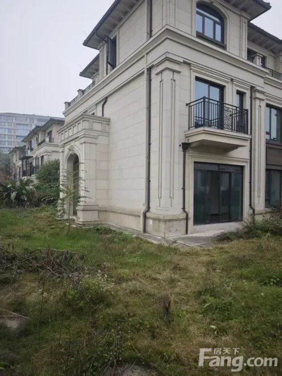 新江与城天越422㎡江景别墅5室2厅出售